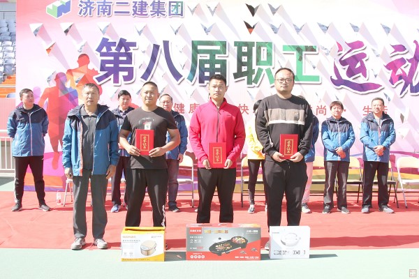 15.张玉冬副总经理为获得男子组铅球比赛第一、二、三名的一分公司代表队华磊、直属项目联队1队代表队魏鑫、五分公司代表队孙增伟颁发荣誉证书