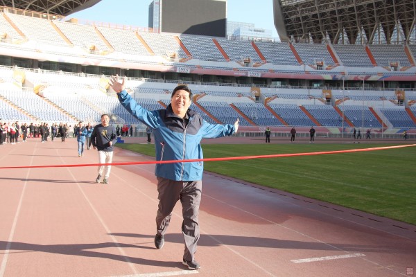 1.王董事长获得“竞速走”比赛第一名