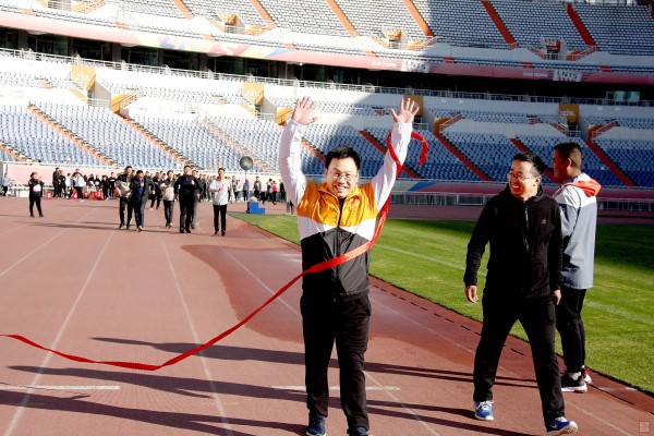 4.六分公司经理余建文获得“竞速走”比赛第一名