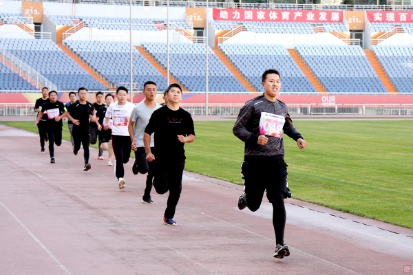 13.男子组800米比赛