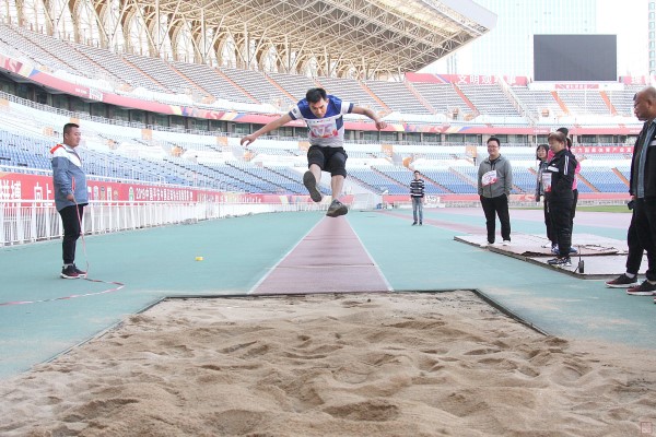 16.男子组跳远比赛