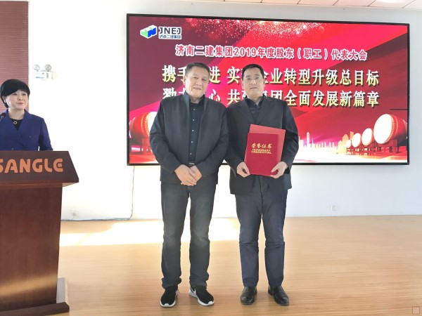 5、王炳臣副总经理为获得“全市建设工程优秀工法实施单位”以及省市级“建筑业优秀QC小组成果”的代表（李安才）颁奖