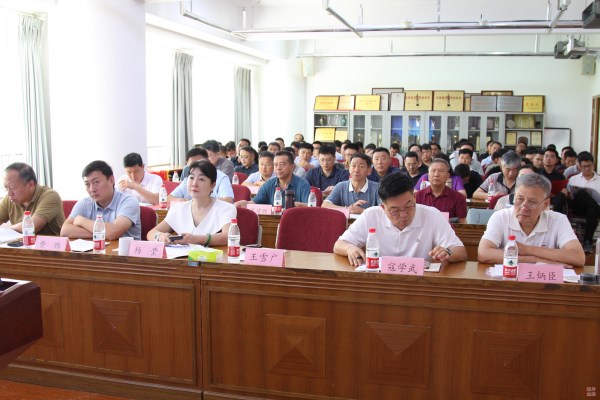 与会人员认真聆听董事长工作报告（小文件）
